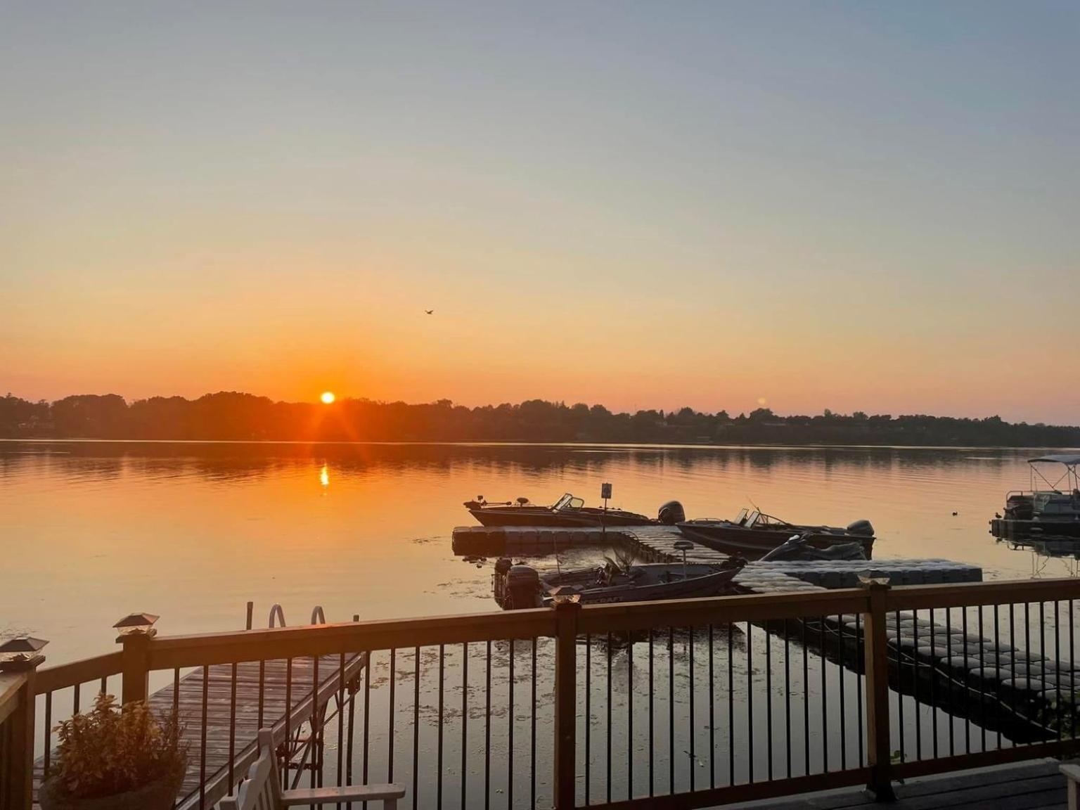 Merland Park Minnow Motel Пиктън Екстериор снимка